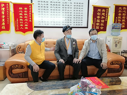 曾尚忠走訪(fǎng)慰問(wèn)抗戰(zhàn)老兵